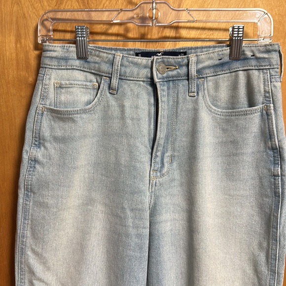 Hollister Ultra High Rise Mom Jean Size 3S - Picture 4 of 8